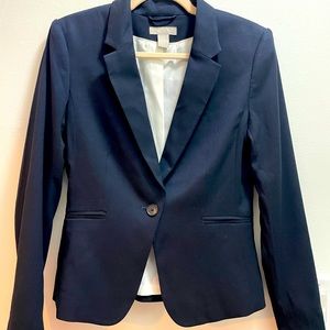 Fitted navy blue blazer